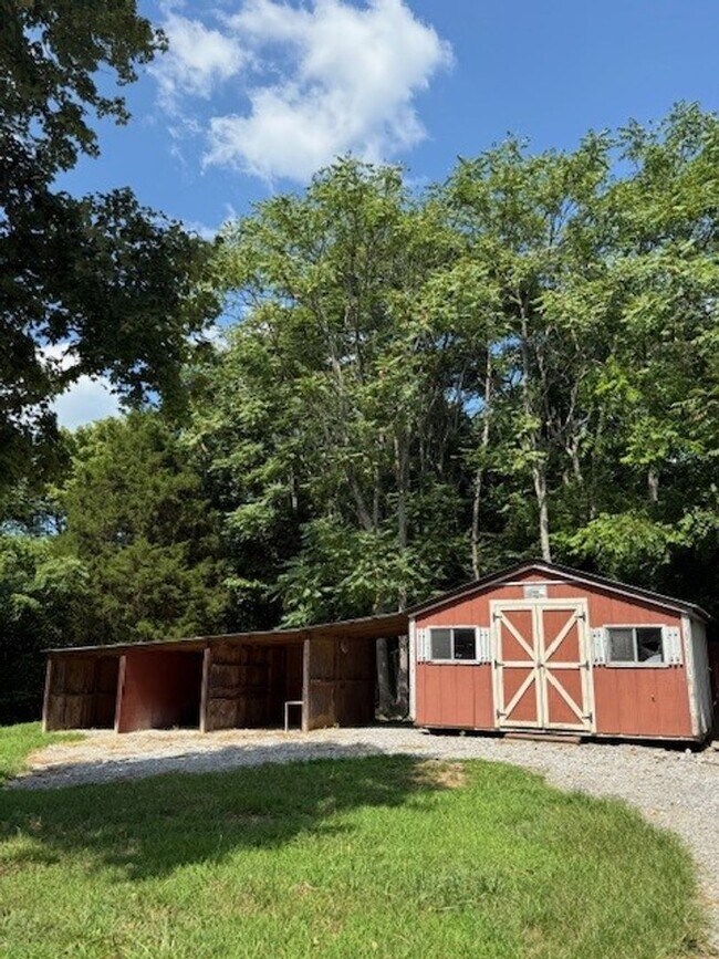 Building Photo - Available Now Spacious 3 Bedroom Home on P...