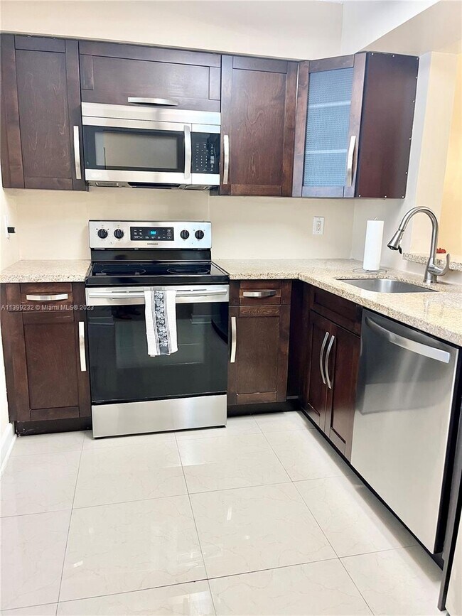 Foto del edificio - 7320 Lake Cir Dr