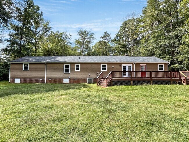 Foto del edificio - Powhatan Home with Detached Garage & Deck ...