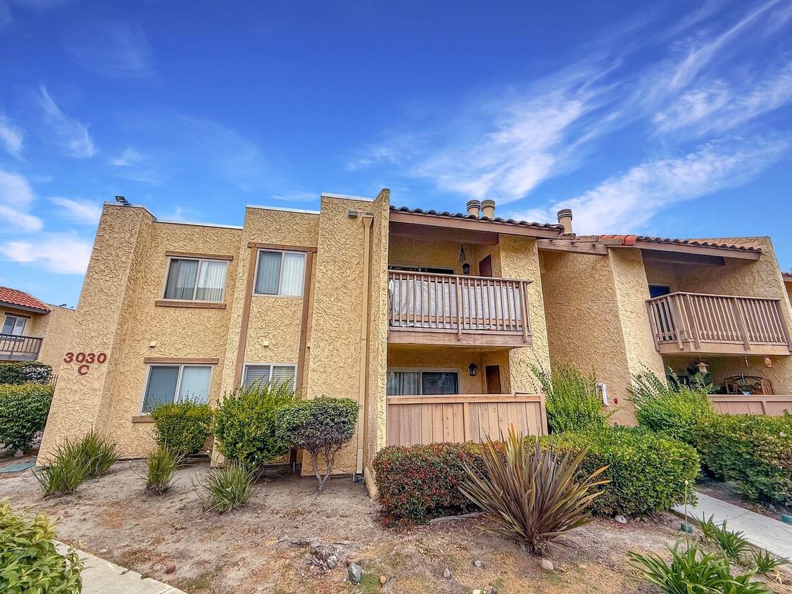 Foto principal - Bright & Updated 2-Bed Condo in Gated Vill...