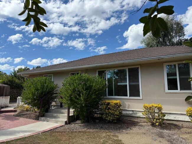 Foto del edificio - Charming Mission Oaks Home on Half an Acre