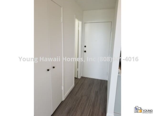 Foto del edificio - Nice Studio unit located behind Puck's Alley and close to UH.  Water &amp; Sewer included.