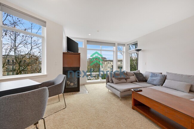 Foto del edificio - Beautiful 2BR + Den Condo with Garage Parking in Vibrant Downtown Kirkland