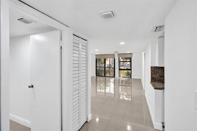 Foto del edificio - 20400 W Country Club Dr
