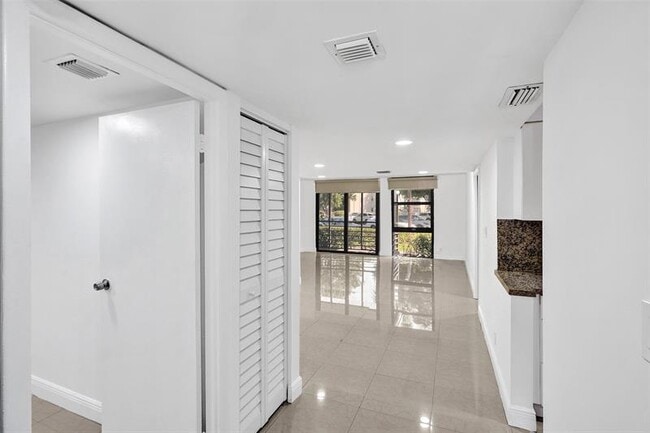 Building Photo - 20400 W Country Club Dr