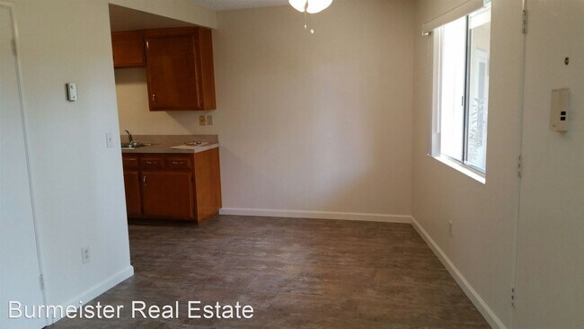 Foto del edificio - 1025 Meadow Lake Dr