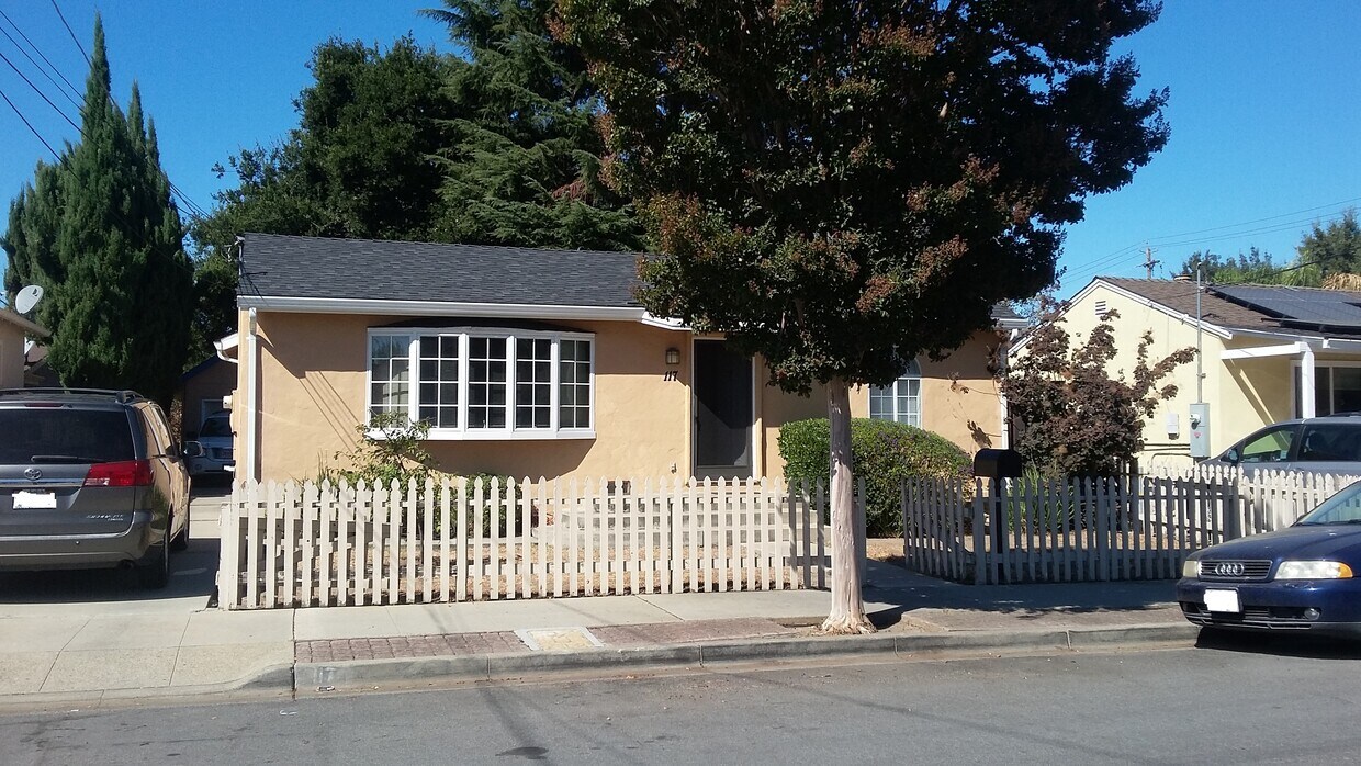 Foto principal - 117 Waverly St