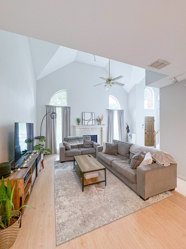 Building Photo - 2223 Meadowstone Dr