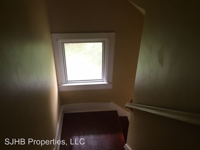 Building Photo - 1 br, 1 bath House - 109 Oak St Up