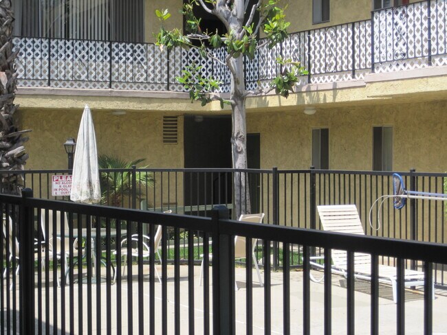 Foto del edificio - 8411 Balboa Blvd