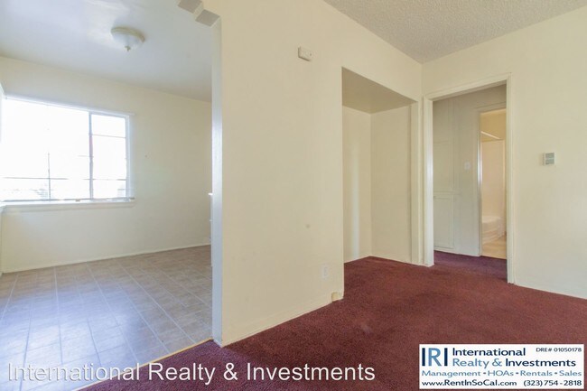 Building Photo - 7020 1/2-6222 S Van Ness Ave