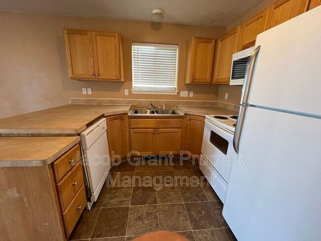 Building Photo - 975 Eve Dr