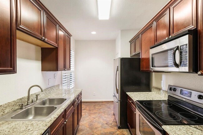 Building Photo - 2255 Braeswood Park Dr