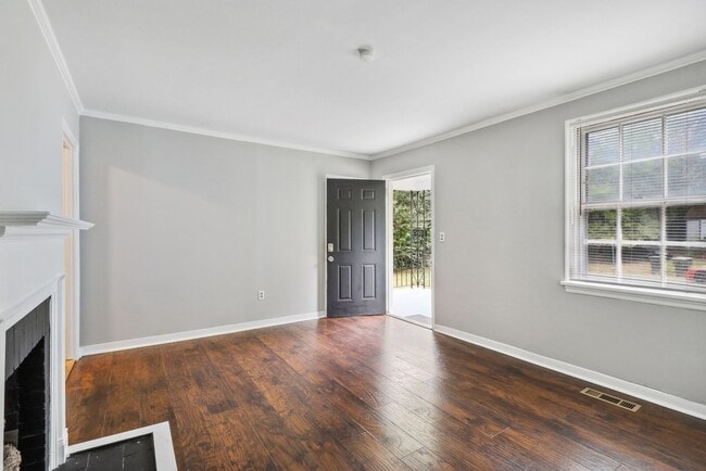 Building Photo - 1931