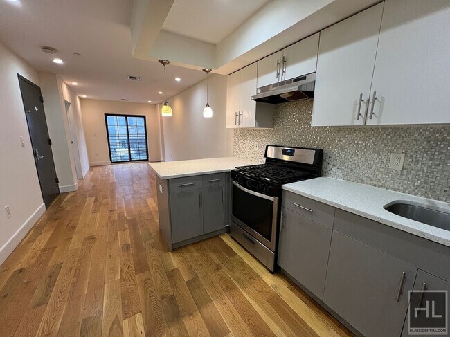 Building Photo - 3BR 2BA w/ Juliet Balcony On Williamsburg/...