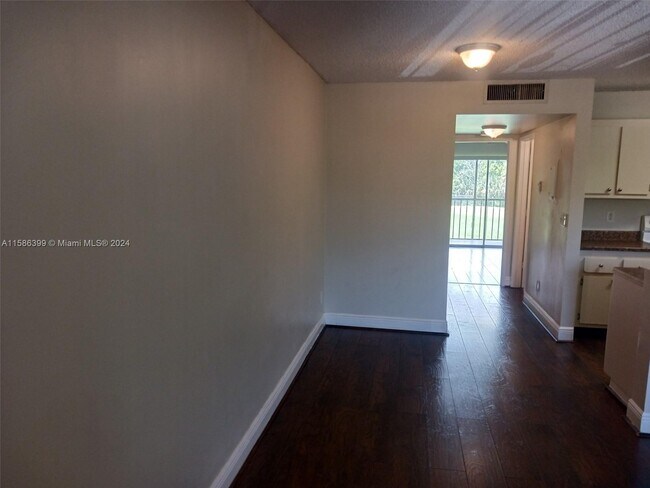 Building Photo - 1534 Meadows Cir W