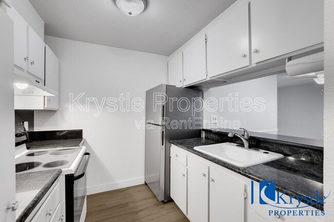 Building Photo - 1459 N Camino Alto
