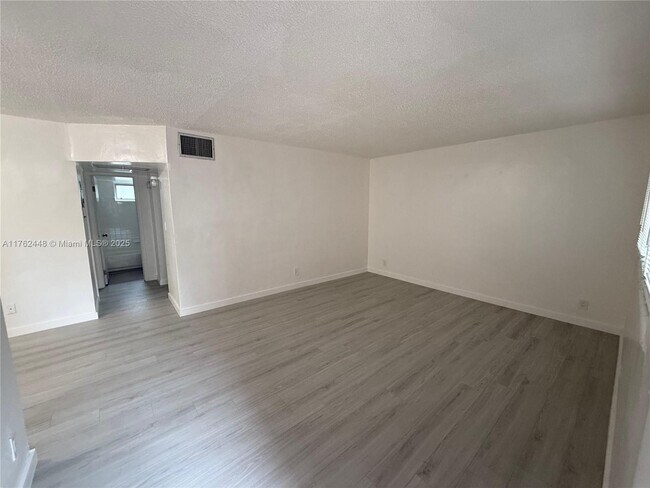Foto del edificio - 16851 NE 18th Ave
