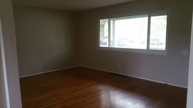 Building Photo - 10304 Bon Oak Dr
