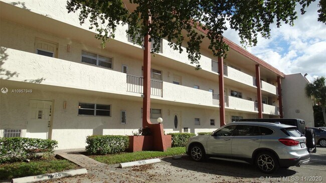 Building Photo - 9220 S Hollybrook Lake Dr