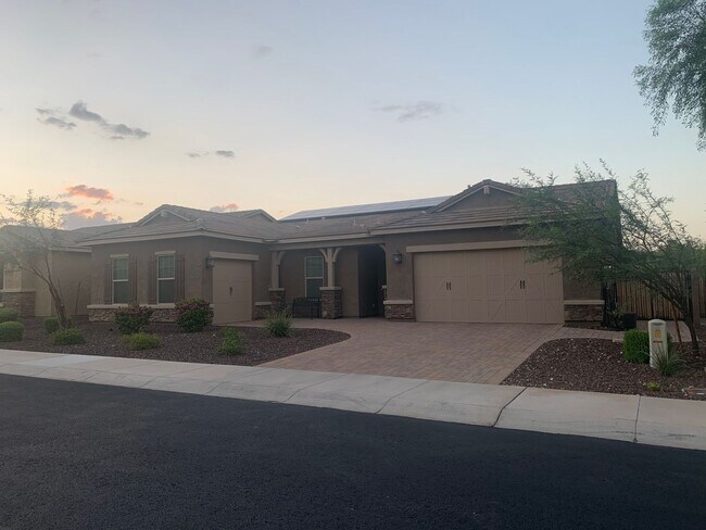 Foto del edificio - Gorgeous 5 Bed 3.5 Bath 3 Car garage home with private pool + SOLAR in gated community in Peoria