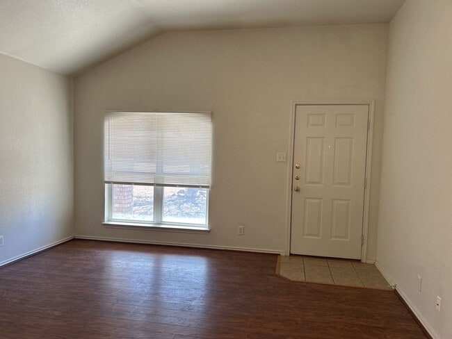 Foto del edificio - 313 Jeff Gordon Dr