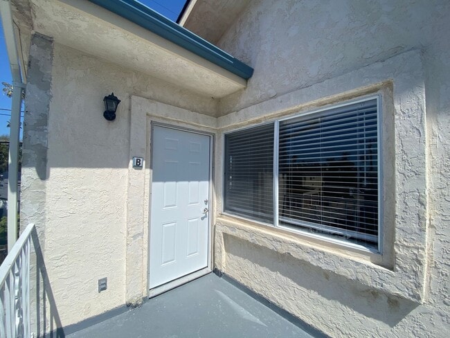 Foto del edificio - Upstairs 2BD Apartment Home! Great PB Location! Garage! AC!
