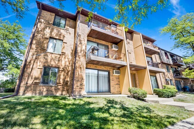 Building Photo - 621 Briar Hill Ln