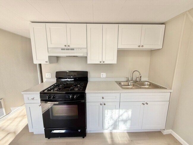 Building Photo - 1041 Lake Ave