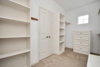 Building Photo - 5815 Lacy St