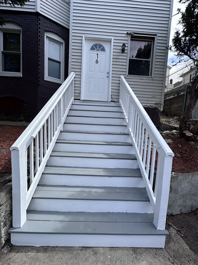 Building Photo - 16 Groton Pl