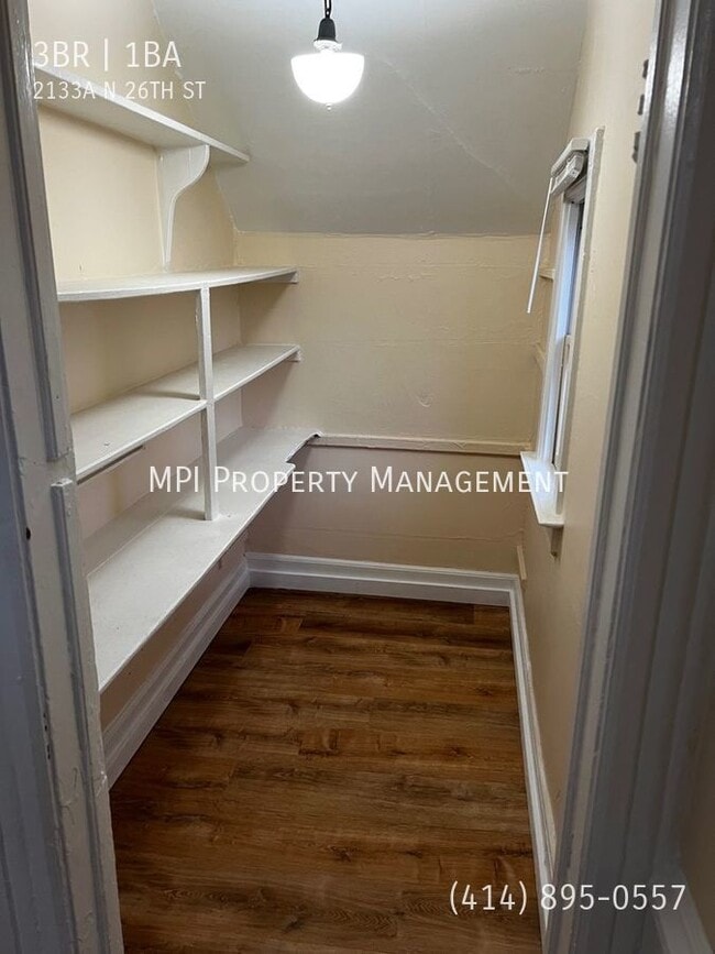 Building Photo - 2133AN 26th - 3 Bdrm Upper