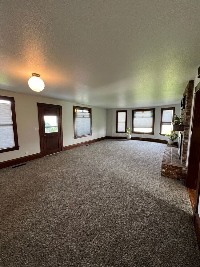 Building Photo - Quincy Country Gem! Rent Reduced