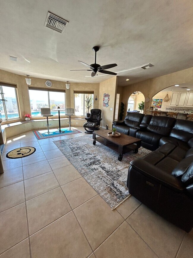Foto del edificio - Winter Furnished Pool Home!