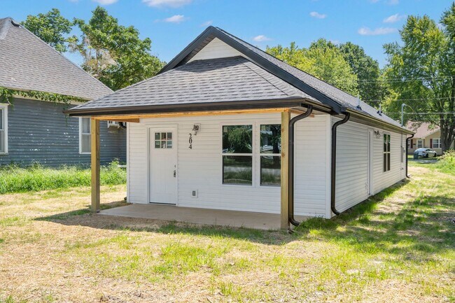 Building Photo - 2 Bedroom | 1 Bathroom |  955 Square Feet ...