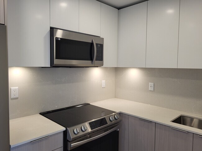 Building Photo - 13969 96 Av