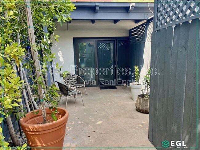 Foto del edificio - 6657 Lindenhurst Ave
