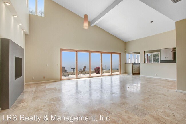 Building Photo - 2 br, 2.5 bath House - 8326 Grand View Dr.