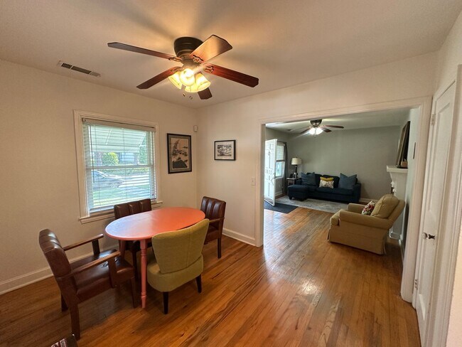 Building Photo - 3 BED | 1 BATH | SPACIOUS GATED BACKYARD |...