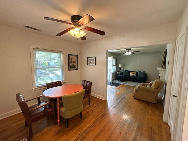 Foto del edificio - 3 BED | 1 BATH | SPACIOUS GATED BACKYARD |...