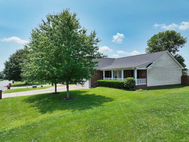 Foto del edificio - Show-Stopping Rental Home – A Rare Find wi...