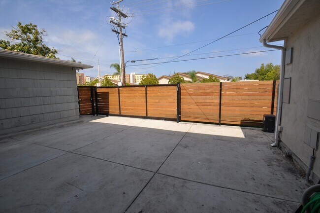 Foto del edificio - HUGE House!! CLOSEST to Campus! (Lease out, pending signatures. Check back in a few days!)