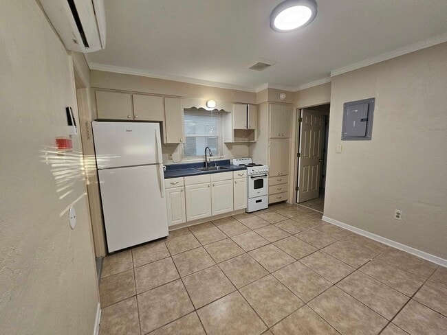 Building Photo - Available Now ~ Adorable Orlando Studio Apt