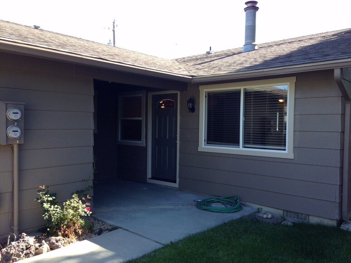 Primary Photo - 2 BR, 1BA, 1 car attached garage; SE Boise;