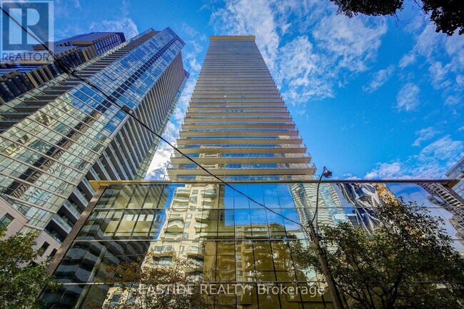 Building Photo - 33 Charles St E