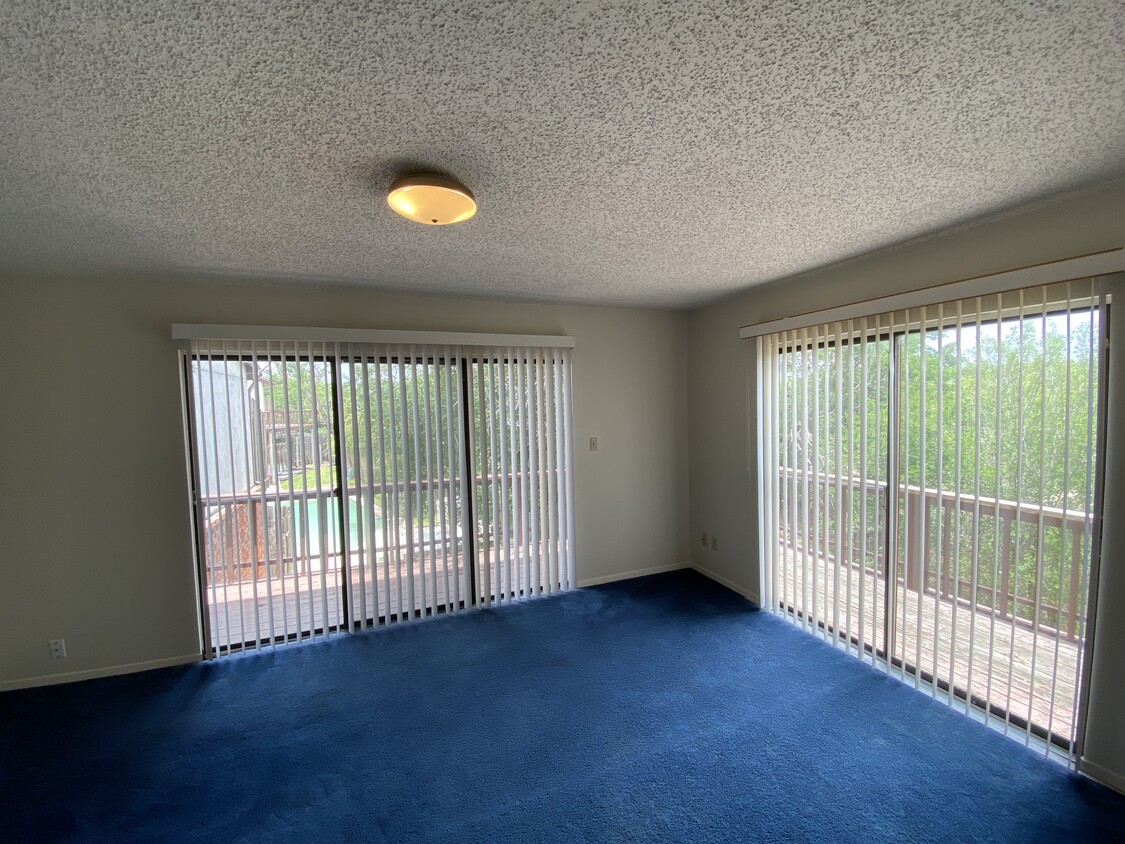 Master Bedroom - 2425 N Ed Carey Dr