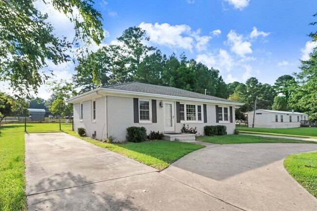 Foto del edificio - RENOVATED 2 BR, 1.5 BA W/ DETACHED GARAGE/ STORAGE - PIKEVILLE SCHOOLS
