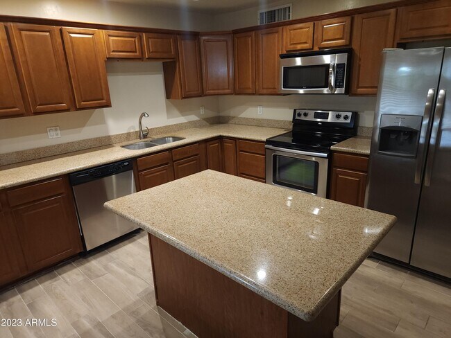 Foto del edificio - 7240 E Oak St