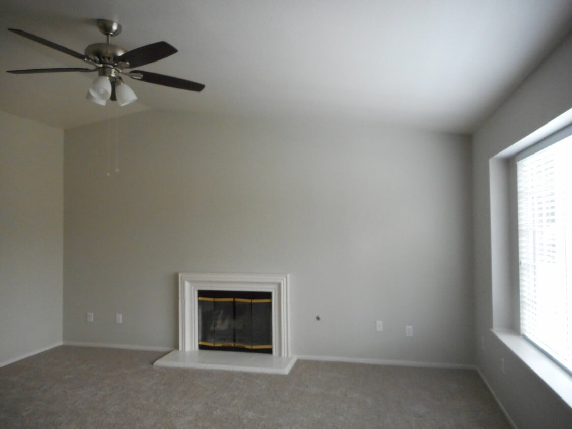 Primary Photo - 2211 W Sweet Ct