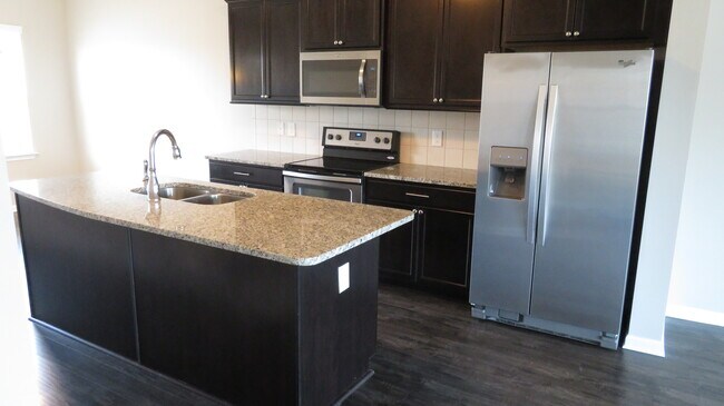 Cocina con encimeras de granito y electrodomésticos de acero inoxidable. - 2108 Middle Tennessee Blvd